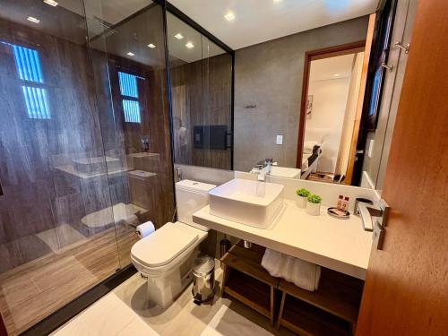 a bathroom with a toilet and a sink and a shower at Casa 08 Monte Boa Vista - Piscina Privativa, Sauna e Ofurô de Imersão in Teresópolis