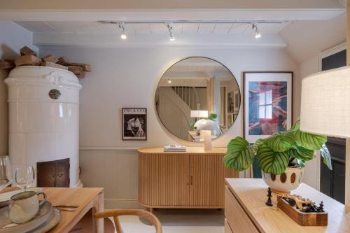 a living room with a table and a mirror at Inselidyll Alter Friesenhof in Süderende