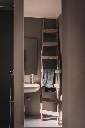 eine Leiter in einem Badezimmer mit einem Waschbecken und einem Spiegel in der Unterkunft Palare in Montone