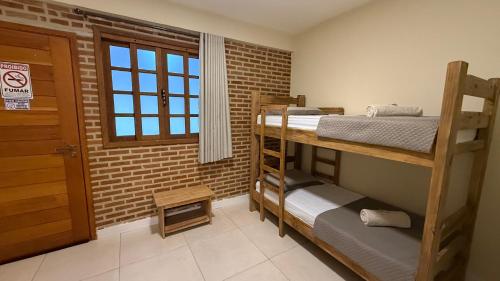 a room with two bunk beds and a window at Caminho de Itacoatiara in Niterói