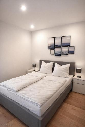 a bedroom with a large bed with white sheets and pillows at Huus-Weitblick an der Weser in Polle