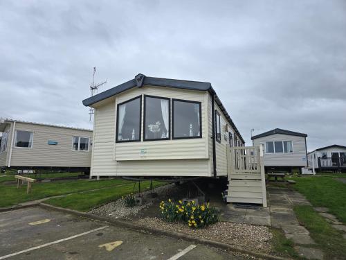 a tiny house sitting in a parking lot at Seaside Caravan Home in Reighton