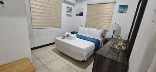 a bedroom with a bed with two stuffed animals on it at Casita Playera Aguadeña in Tablonal
