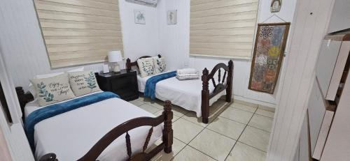 a bedroom with two beds in a room at Casita Playera Aguadeña in Tablonal