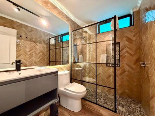 a bathroom with a toilet and a sink and a shower at Hotel Tempo Rent in Santiago