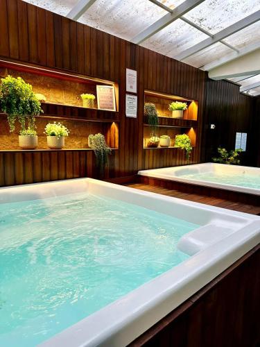 a large bath room with two large tubs at Hotel Rieger in Balneário Camboriú