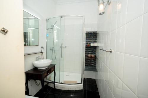 Large 3-Bedroom 4 double bed 2 Bathroom Apartment, Prime Lisbon Location