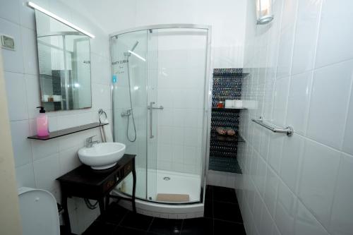Large 3-Bedroom 4 double bed 2 Bathroom Apartment, Prime Lisbon Location
