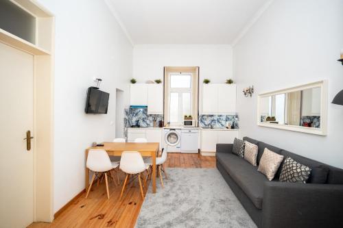 Large 3-Bedroom 4 double bed 2 Bathroom Apartment, Prime Lisbon Location