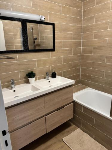 4 bedrooms - 2 bathrooms - Parking and balcony