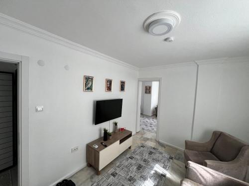 a living room with a flat screen tv on a wall at BR Konaklama in Göztepe