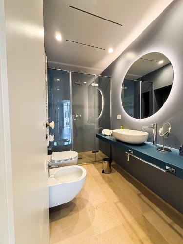 a bathroom with two sinks and a large mirror at Dimora Veneziani in Bisceglie