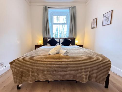 Gallery image of 2BR Glasgow Flat - King & Super King - Fireplace in Glasgow