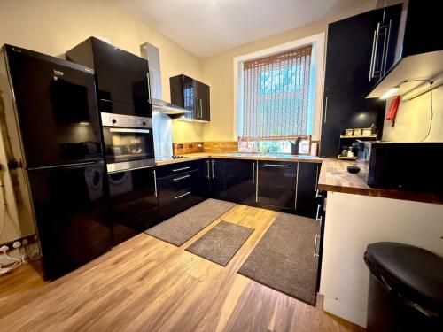 Gallery image of 2BR Glasgow Flat - King & Super King - Fireplace in Glasgow