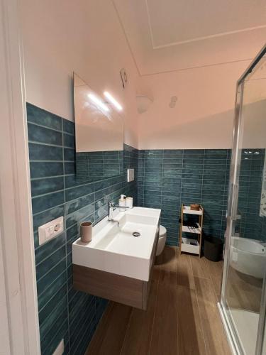 un baño con lavabo, inodoro y ducha en casa Ricciulella, en Capri