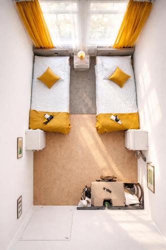 an overhead view of a room with two beds at Reform in Magdeburg