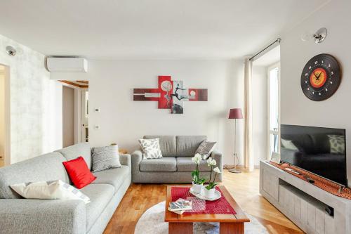 a living room with a couch and a tv at ARONA STORICO SYC Favoloso 2CAMERE 2BAGNI in Arona