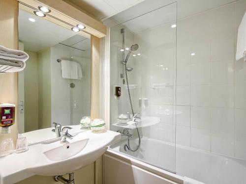 a bathroom with a sink and a shower and a tub at ibis Styles Paris Roissy-CDG in Roissy-en-France