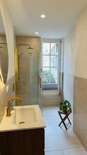 a bathroom with a shower and a sink and a sink at Kalkgold Refugium in Kitzingen