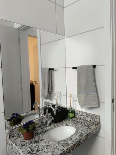 a bathroom counter with a sink and a mirror at Lua da Mantiqueira - Staffy House Extrema in Extrema