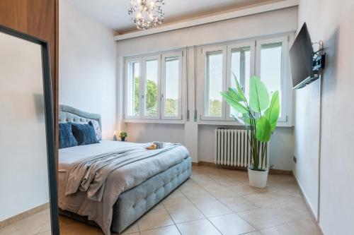 a bedroom with a bed and a potted plant at Mandela Stadium Apartment in Florence