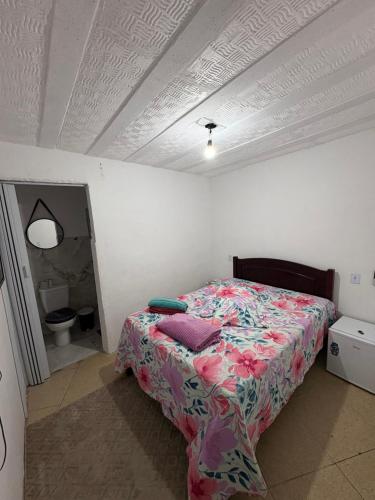 a bedroom with a bed in a room with a ceiling at Pouso amigo do Vt 2 in Paracambi