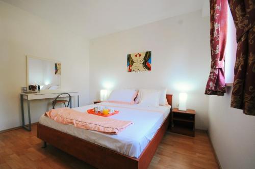 ein Schlafzimmer mit einem Bett und einem Tablett mit Essen drauf in der Unterkunft Apartment Labin 23 in Labin