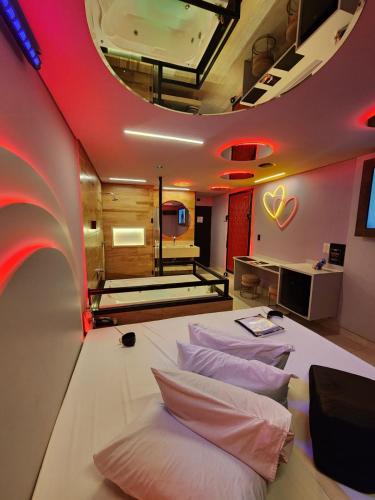 a room with three beds and a bowling alley at Fashion Motel in Limeira