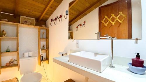 a bathroom with a sink and a toilet at Pousada Bilica - Centro in Arraial d'Ajuda