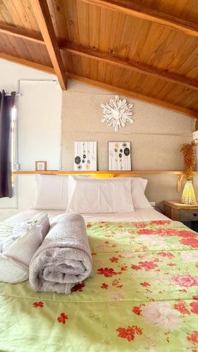 a bedroom with a large bed with flowers on it at Pousada Bilica - Centro in Arraial d'Ajuda