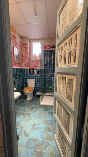 a bathroom with a shower and a toilet and a door at Apartamento Biembe in Chinchón
