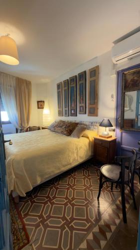 a bedroom with a large bed and a table and chair at Apartamento Biembe in Chinchón
