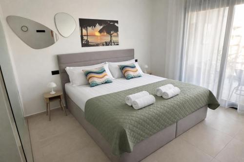 a bedroom with a bed with two towels on it at Casa Anna - Velapi - Los Alcázares in San Javier
