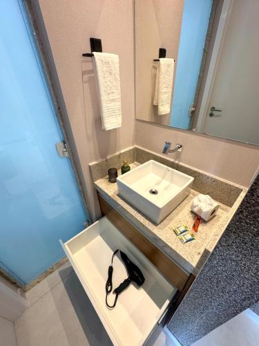 a bathroom with a sink and a mirror at Infinity 1302 - Piscina, Academia e Praia a Poucos Passos in Vila Velha