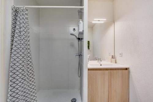 a bathroom with a shower and a sink at Ô Bon Vivre - Vidéo-projecteur, Wifi, Netflix inclut, Terrasse in Toulouse