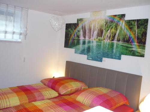ein Schlafzimmer mit 2 Betten und einem Wandgemälde in der Unterkunft Carpe Diem in Rust