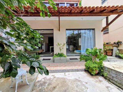a patio of a house with plants at Residencial Costa Loft in Angra dos Reis