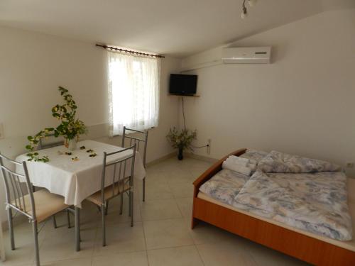 Ένα ή περισσότερα κρεβάτια σε δωμάτιο στο Apartment in Malinska I