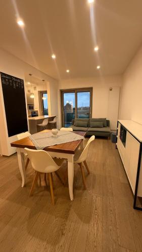 a kitchen and living room with a table and chairs at Casa Clio in Noicattaro