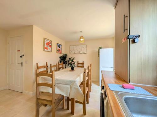 Spacious 4BR Home Near Central Liverpool Parking photo 11