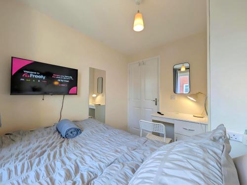Spacious 4BR Home Near Central Liverpool Parking photo 15