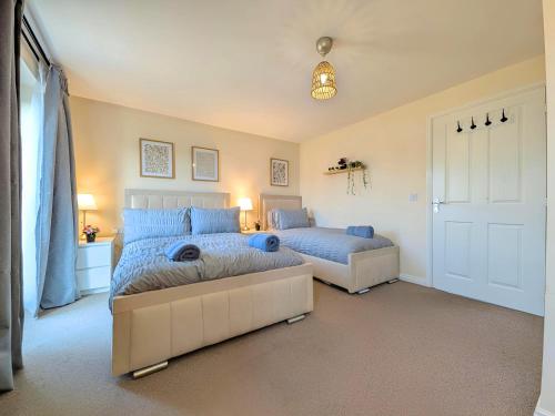 Spacious 4BR Home Near Central Liverpool Parking photo 13