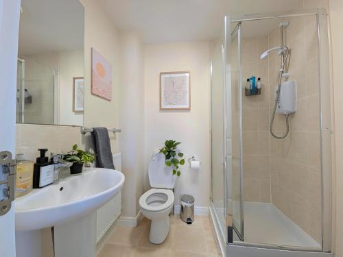 Spacious 4BR Home Near Central Liverpool Parking photo 21