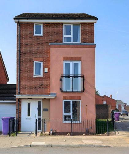 Spacious 4BR Home Near Central Liverpool Parking photo 25