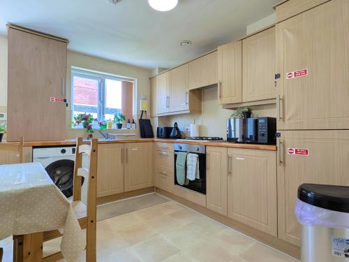 Spacious 4BR Home Near Central Liverpool Parking photo 12