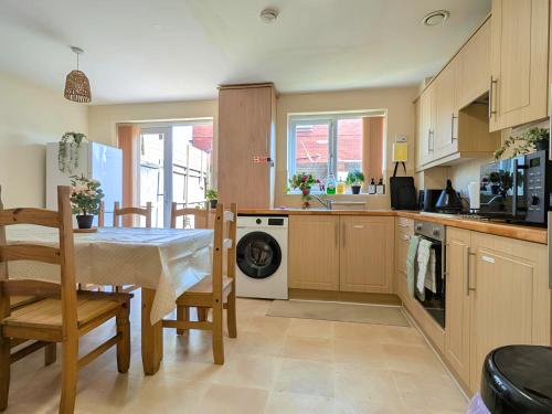 Spacious 4BR Home Near Central Liverpool Parking photo 4