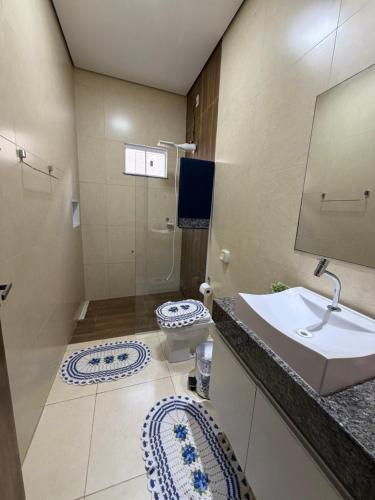 a bathroom with a sink and a toilet at casa conforto e piscina in Sinop