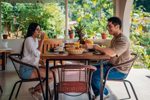 a man and a woman sitting at a table at Taki Tambo Lodge in Tarapoto