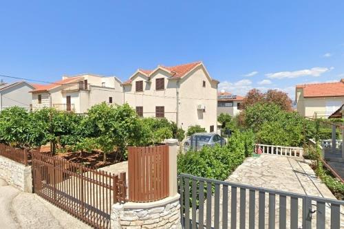 Apartments with parking space Supetar, Brac - 24499