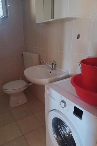 Apartments with parking space Supetar, Brac - 24499